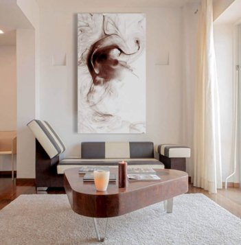 quadro grande bianco e marrone, tavolino basso design su tappeto