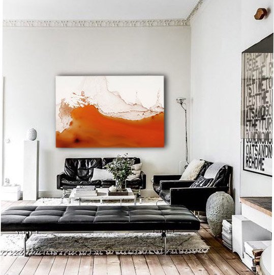 quadro arancione su parete chiara