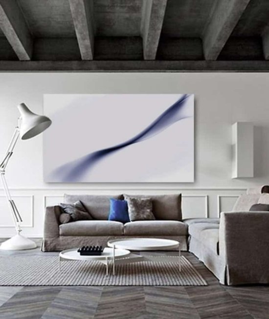 interno loft grigio con quadro bianco e sfumatura grigia diagonale